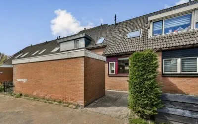 Tussenwoning te koop: Karperveen 252, Karperveen Spijkenisse