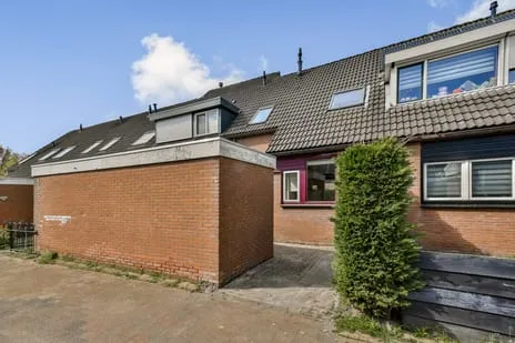 Tussenwoning te koop: Karperveen 252, Karperveen Spijkenisse