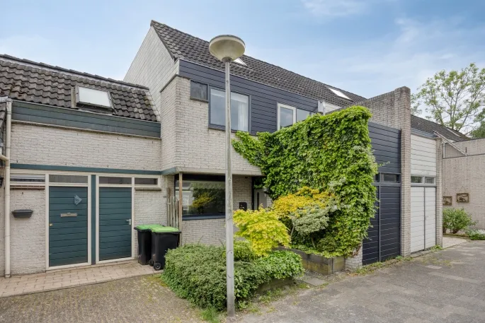 Tussenwoning te koop: Karperveen 517, Karperveen Spijkenisse