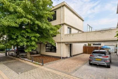 Twee-onder-één-kap te koop: Karveelstraat 7, Almere