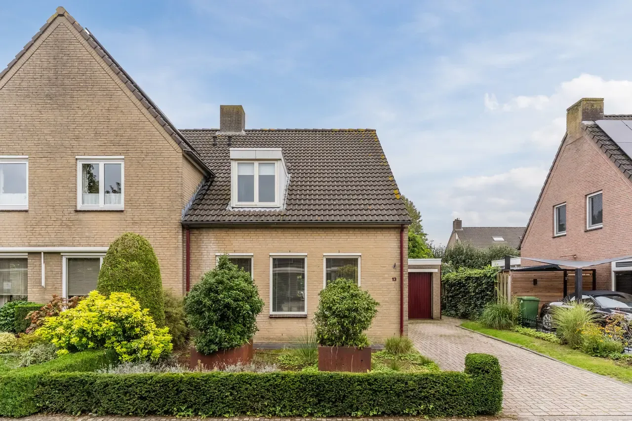 Twee-onder-één-kap te koop: Karwijveld 13, Veghel
