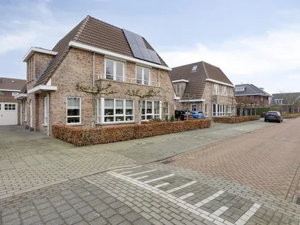 Twee-onder-één-kap te koop: Kastanjelaan 11, Noordoost Alphen Alphen