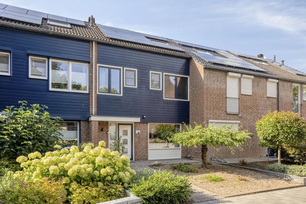Tussenwoning te koop: Kasteel Daelenbroeckstraat 103, Roermond