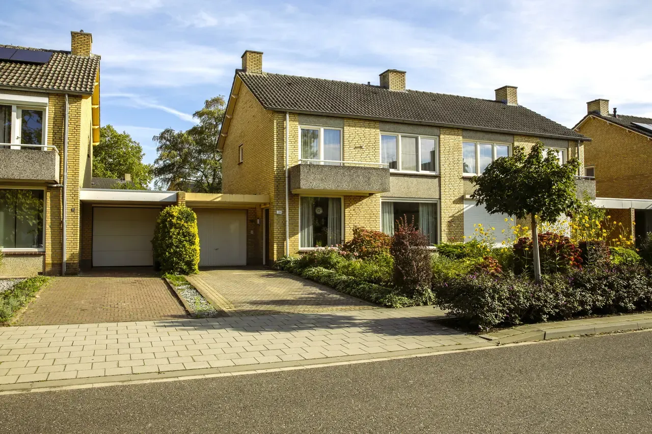 Tussenwoning te koop: Kasteel Exaetenstraat 13, Roermond