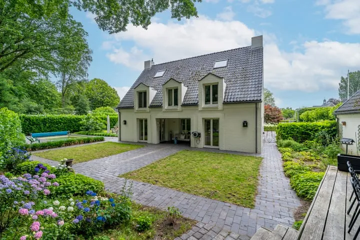 Detached house for sale: Kasteel Rhoonhof 3, Kastelenbuurt Zuid Tilburg