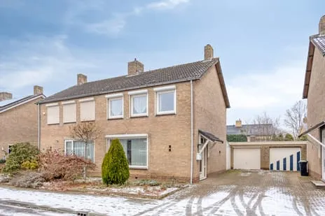 Twee-onder-één-kap te koop: Kasteel Aerwinckelstraat 15, Kastelenbuurt Roermond