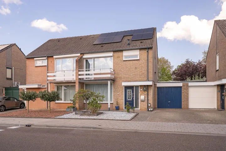 Tussenwoning te koop: Kasteel Annendaelstraat 13, Kastelenbuurt Roermond