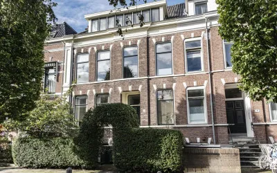 Tussenwoning te koop: Kenaustraat 7, Stationsbuurt Haarlem