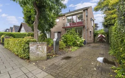 Twee-onder-één-kap te koop: Kennemerstraatweg 221, Heiloo