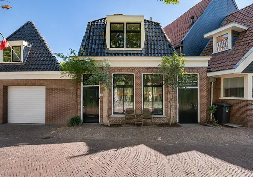 Corner house for sale: Kerkgracht 13, Stationsbuurt Sneek