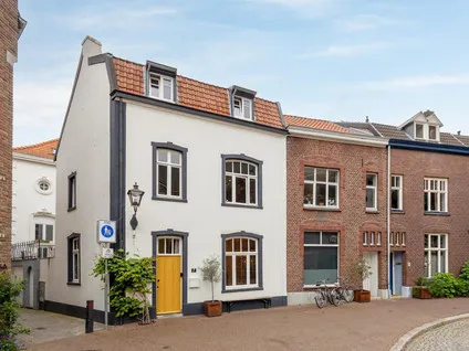 Tussenwoning te koop: Kerkplein 7, Sittard-Centrum Sittard