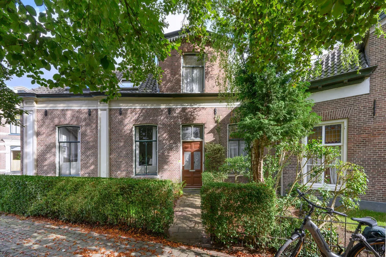 Tussenwoning te koop: Kerkstraat 1, Dieren