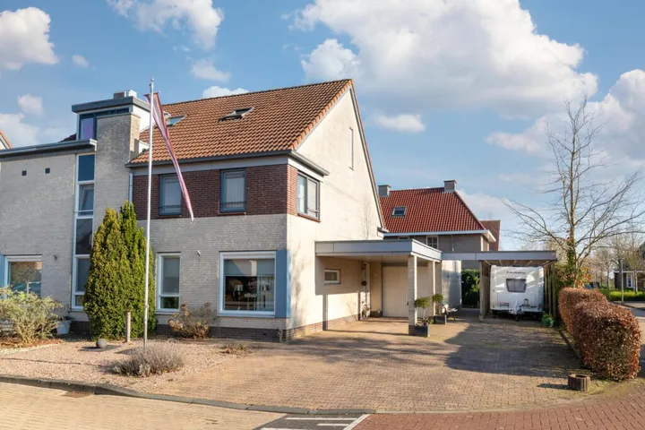 Twee-onder-één-kap te koop: Kievit 51, Wijhe