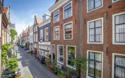 Tussenwoning te koop: Kloksteeg 1, Pieterswijk Leiden