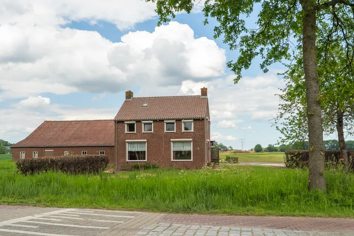 Vrijstaande woning te koop: Klundertseweg 30, Verspreide huizen ten westen van Zevenbergen Zevenbergen