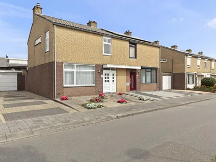 Twee-onder-één-kap te koop: Knapenstraat 35, Geleen