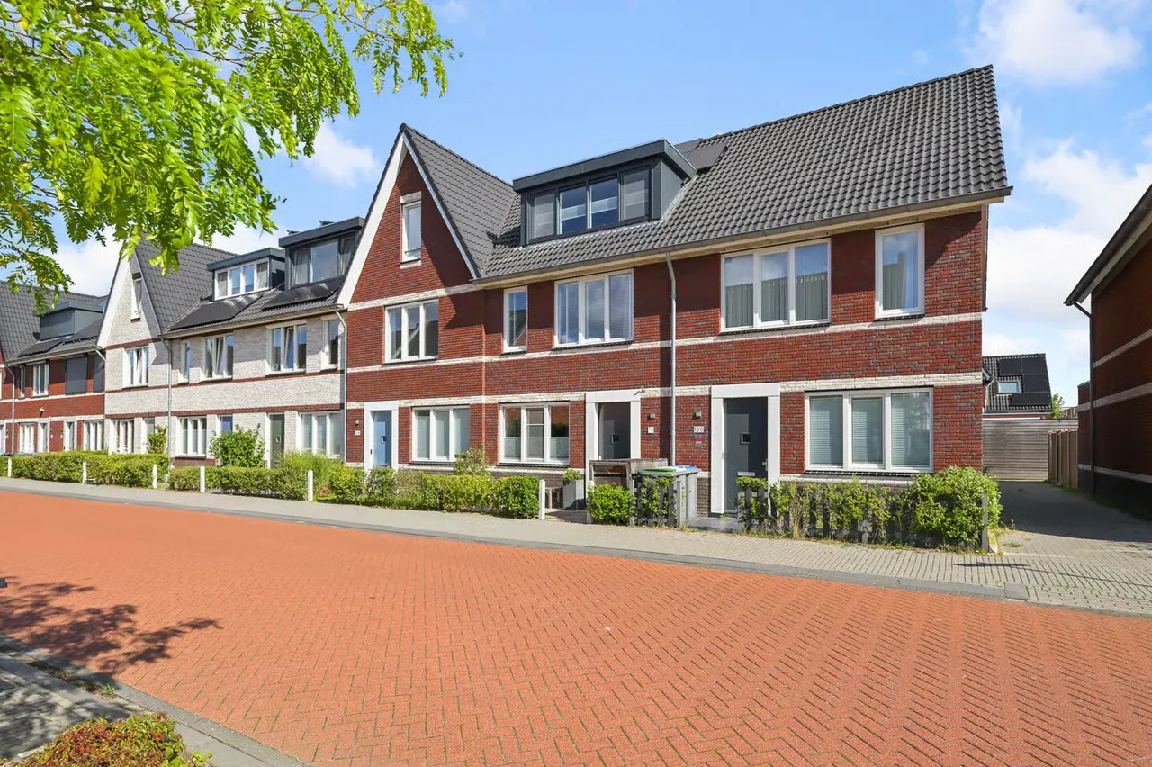 Tussenwoning te koop: Knobbelzwaan 102, Uithoorn