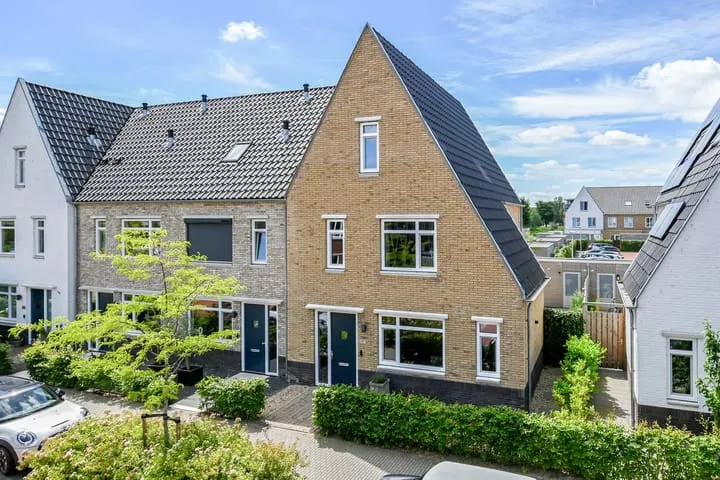 Corner house for sale: Knobbelzwaan 7, Legmeer Uithoorn