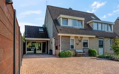 Hoekwoning te koop: Konijnenlaan 1, Centrum Lunteren Lunteren