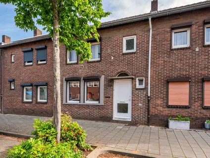 Tussenwoning te koop: Koningin Regentesselaan 135, Roermondse Veld Roermond