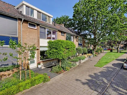 Tussenwoning te koop: Koningin Wilhelminasingel 32, Oranjewijk Noord Waddinxveen