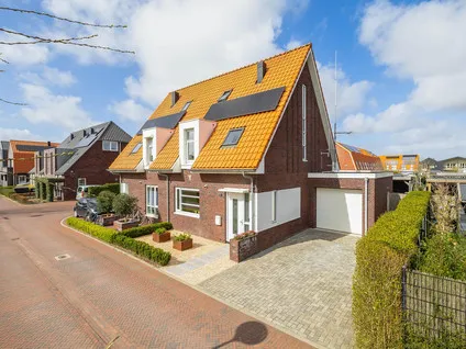 Twee-onder-één-kap te koop: Koningin Máximalaan 88, Julianadorp-Oost Julianadorp