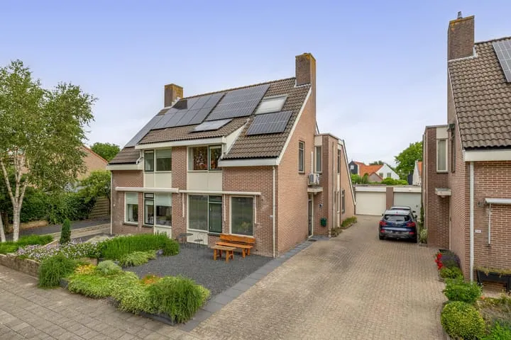 Twee-onder-één-kap te koop: Koninginnelaan 57, Sommelsdijk bloemenbuurt Sommelsdijk