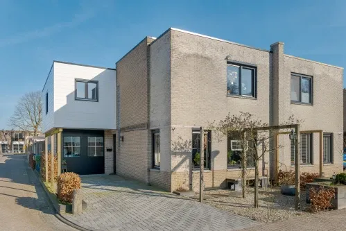 Twee-onder-één-kap te koop: Koninginnepage 24, Vlinderbuurt Meppel