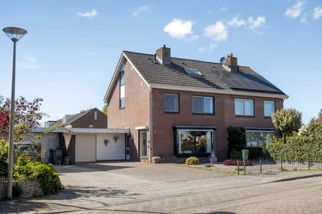 Tussenwoning te koop: Korenbloemstraat 19, Leuth Leuth