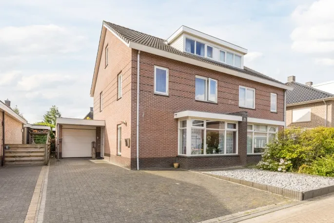 Twee-onder-één-kap te koop: Korte Hout 3, Assen
