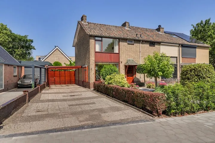 Corner house for sale: Korte Kruisweg 18, Woonkern maasdijk Maasdijk