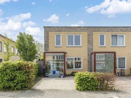 Corner house for sale: Kostverlorenstraat 957, Hogewey-Midden Weesp