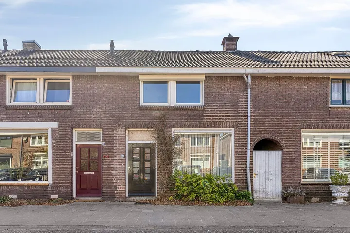 Tussenwoning te koop: Kreeftstraat 42, Rapelenburg Eindhoven