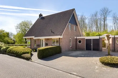 Vrijstaande woning te koop: Kroanenburg 35, St.-Annaparochie Zuidwest St.-Annaparochie