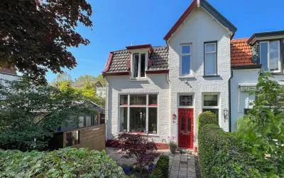 Twee-onder-één-kap te koop: Kromme Englaan 4A, Raadhuisplein Bussum