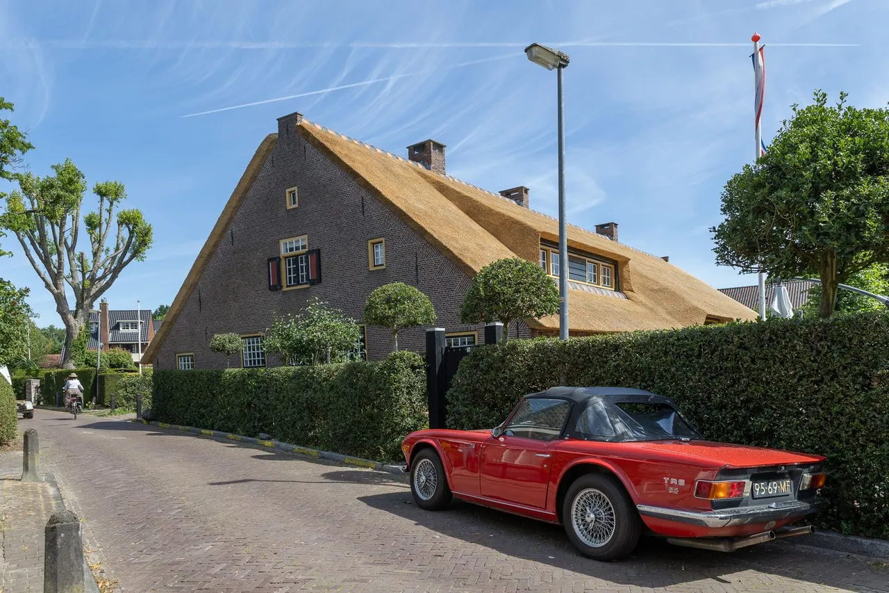 Twee-onder-één-kap te koop: Krommepad 6A, Laren (Nh)