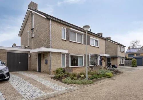 Tussenwoning te koop: Kruisbroedersweg 13, Roermond