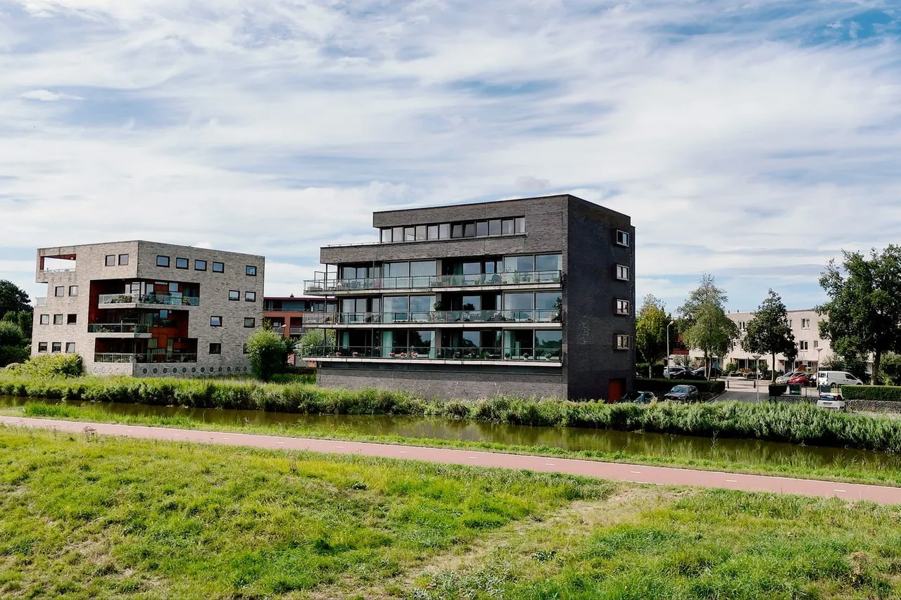 Appartement te koop: L. Springerstraat 140, Velserbroek