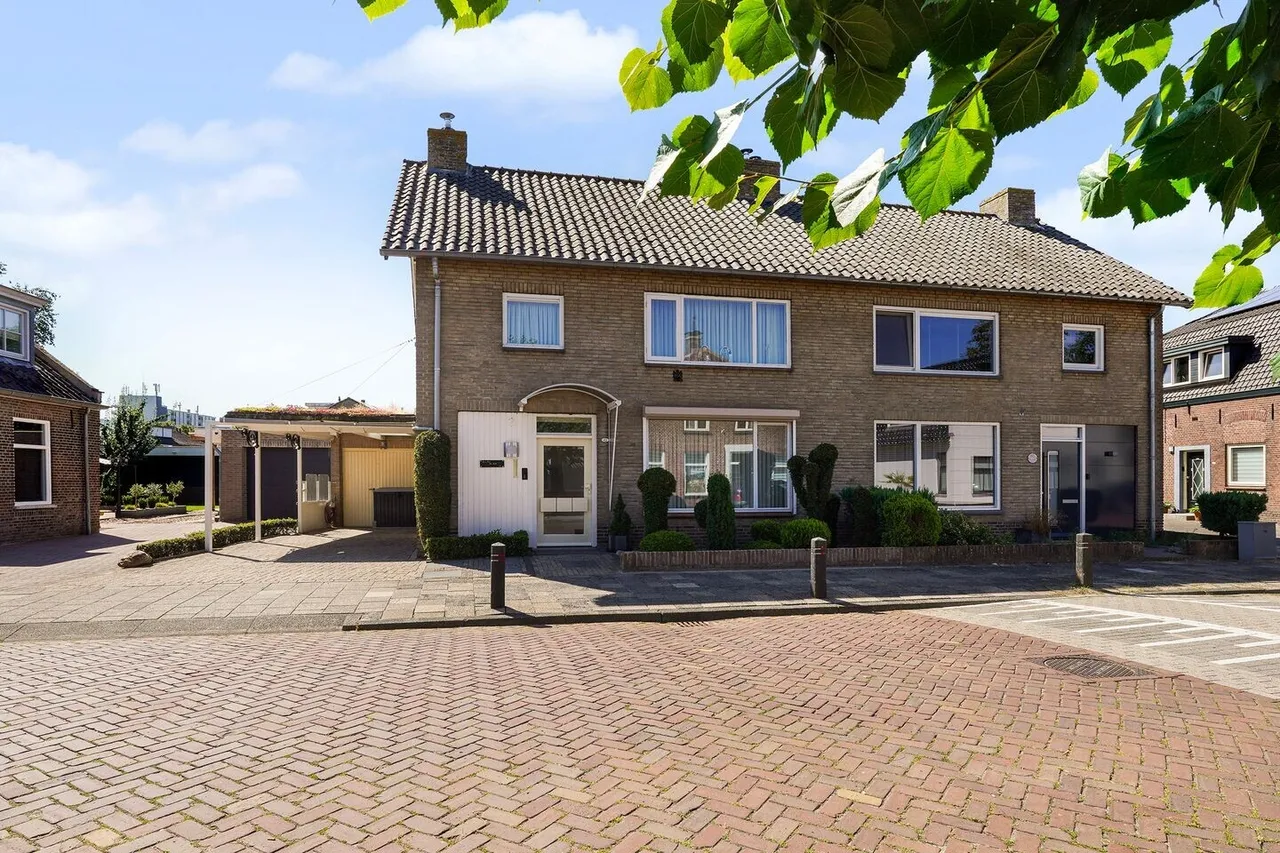 Twee-onder-één-kap te koop: Laageinde 62, Waalwijk