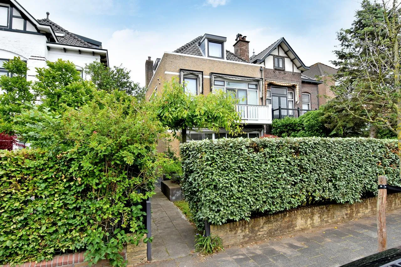 Twee-onder-één-kap te koop: Laan van Oostenburg 25, Voorburg