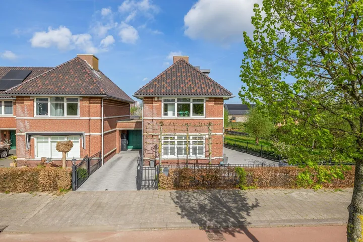 Hoekwoning te koop: Laan van Magisch Realisme 1, Rotterdam