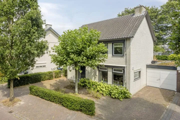 Twee-onder-één-kap te koop: Laantje 5, Centrum Wijchen