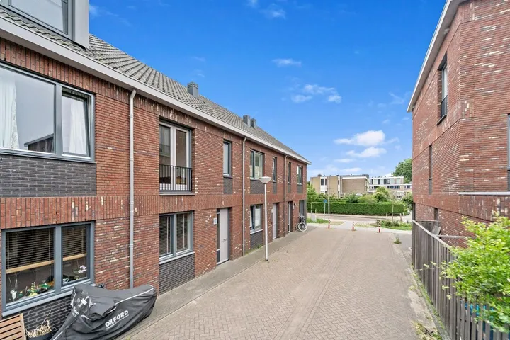 Tussenwoning te koop: Lambrecht van Linschotenstraat 11, Marlot Delft
