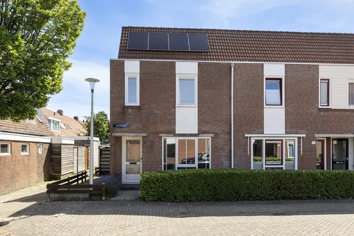 Corner house for sale: Landbuurt 40, Vogelwijk Leeuwarden
