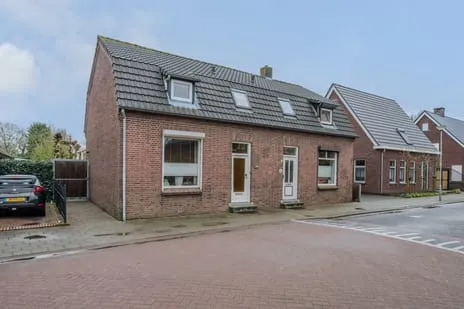 Twee-onder-één-kap te koop: Landweertweg 10, Burggraaf Venray