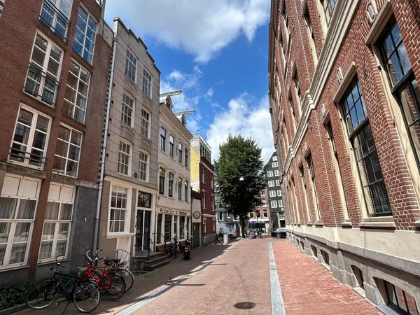 Huurwoning: Lange Leidsedwarsstraat in Amsterdam - €2.900 per maand