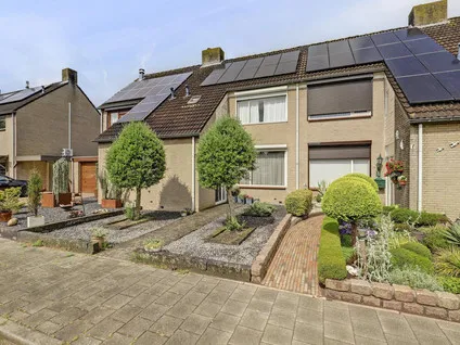 Tussenwoning te koop: Langehof 17, Ammerzoden Ammerzoden