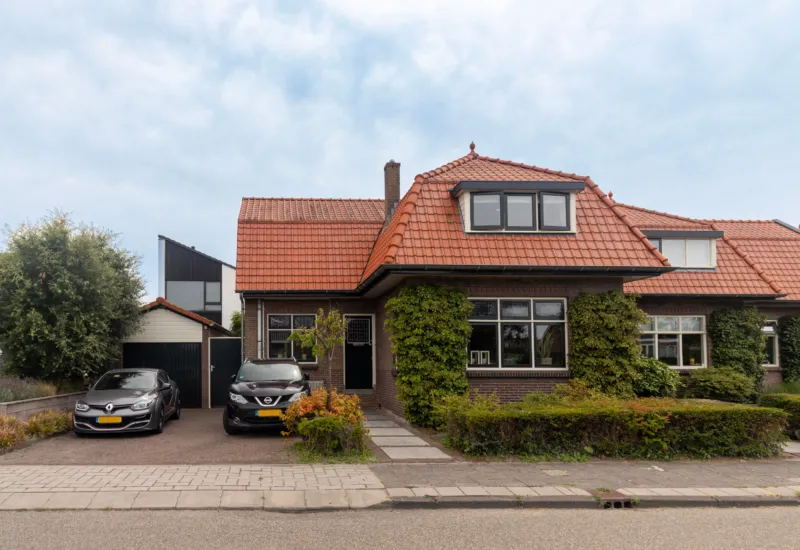 Twee-onder-één-kap te koop: Langeweg 48, Roelofarendsveen