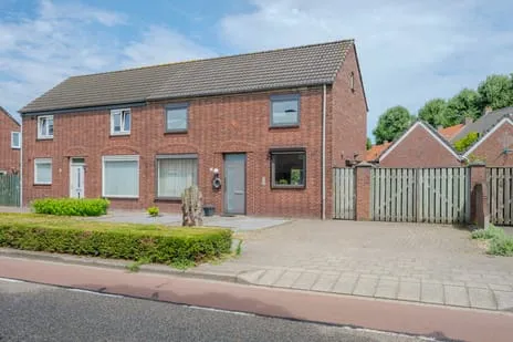 Twee-onder-één-kap te koop: Langeweg 56, Centrum Venray