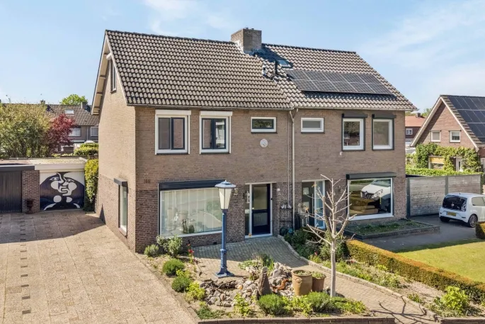 Twee-onder-één-kap te koop: Langeweg 67, West midden Venray